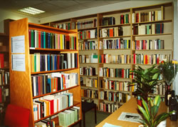 Nachdem die Alternative Bibliothek ein Vierteljahr geschlossen war, konnte sie am 3. April 2001 wieder eröffnet werden. 