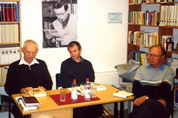 Von links: Prof. Dr. Heinz Deutschland und  Dr. Wladislav Hedeler stellen neue Bücher zur Geschichte der UdSSR vor. Moderation: Fredi Sumpf (2002)